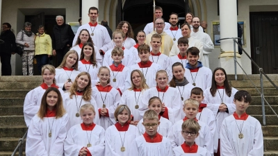 Die Ministranten der Pfarrei Herz Jesu Rosenberg bei der Aufnahme- und Verabschiedungsfeier. Insgesamt zählt die Gemeinschaft ca. 40 Aktive. (Bild: Richard Beer)