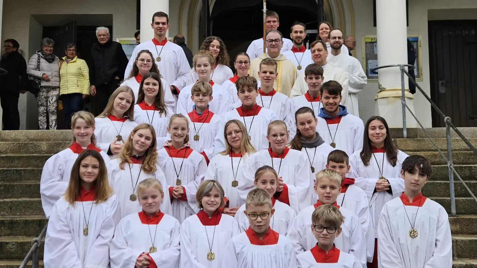 Die Ministranten der Pfarrei Herz Jesu Rosenberg bei der Aufnahme- und Verabschiedungsfeier. Insgesamt zählt die Gemeinschaft ca. 40 Aktive. (Bild: Richard Beer)