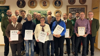 V. l.: Vorstand Johannes Kirchner, Johann Wölfl, Gauschützenmeister Florian Greil, Harald Wölfl, Gabi Meier, Werner Meier, Michael Seitz, Marcela Härtl, Bürgermeister Johann Burger, Manfred Schiml, Gertrud Hecht, Daniel Richter, Thorsten Härtl, Peter Härtl, Erwin Härtl, Schützenmeister Franz Paschke. (Bild: Peter Härtl)