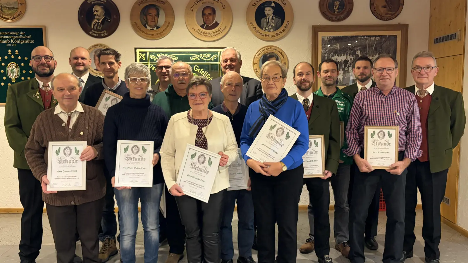 V. l.: Vorstand Johannes Kirchner, Johann Wölfl, Gauschützenmeister Florian Greil, Harald Wölfl, Gabi Meier, Werner Meier, Michael Seitz, Marcela Härtl, Bürgermeister Johann Burger, Manfred Schiml, Gertrud Hecht, Daniel Richter, Thorsten Härtl, Peter Härtl, Erwin Härtl, Schützenmeister Franz Paschke. (Bild: Peter Härtl)