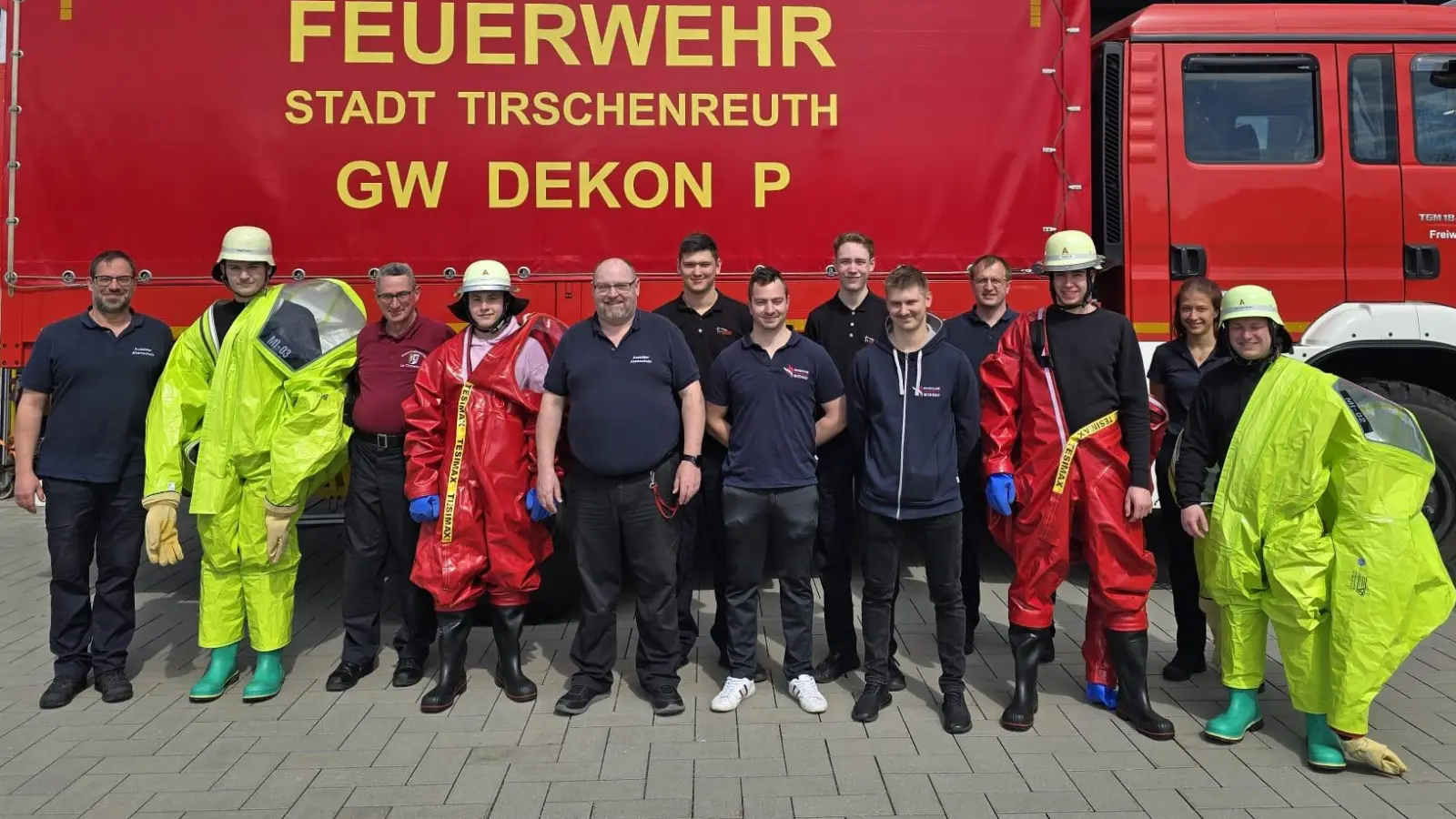 Die Teilnehmer zusammen mit den Ausbildern des CSA-Lehrgang am Feuerwehrhaus in Tirschenreuth. (Bild: Tobias Steinhauser)