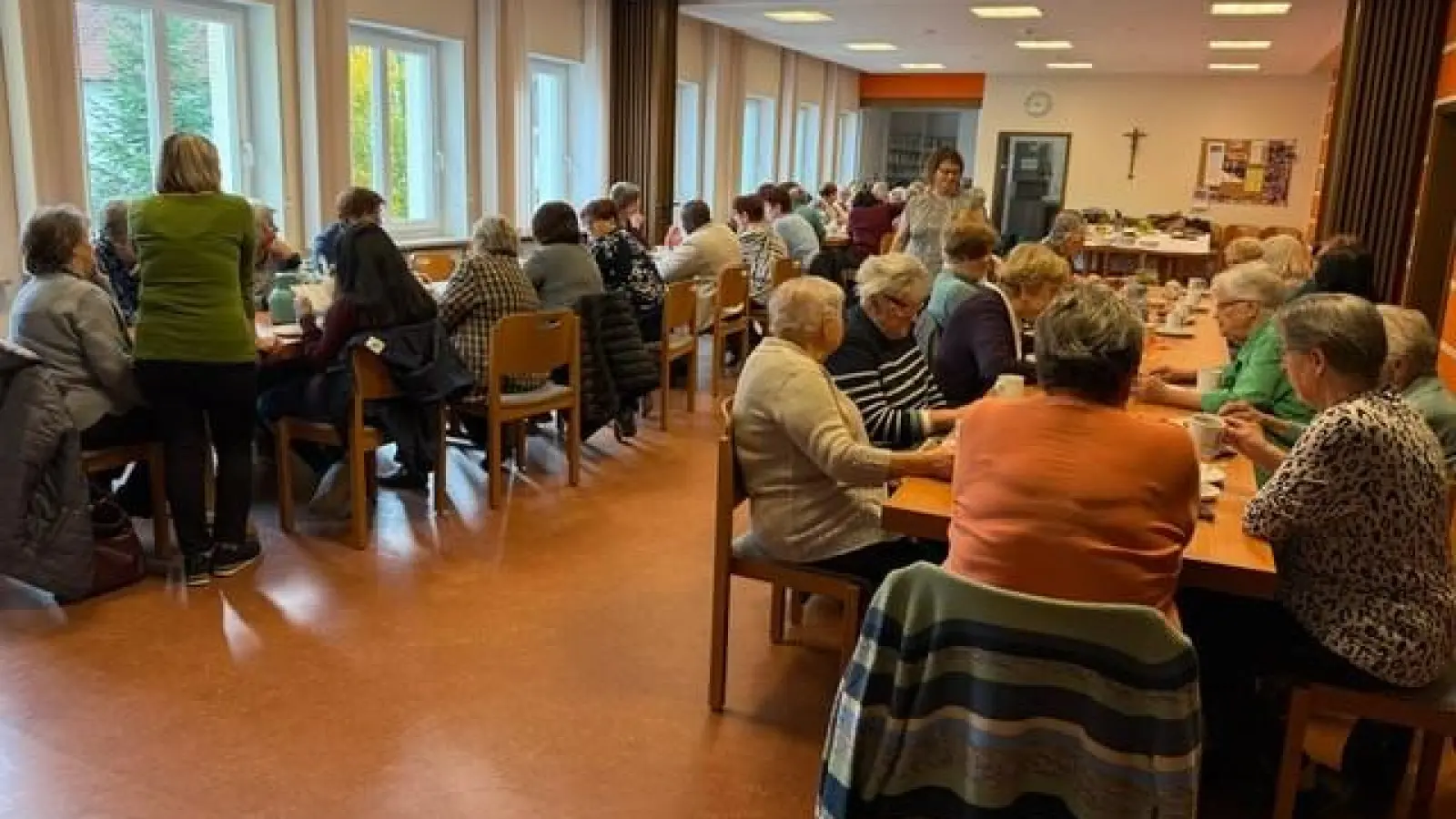 Zahlreiche Frauen nahmen die Einladung zum Kaffeeklatsch ins Pfarrheim gerne an. (Bild: Silke Singer)