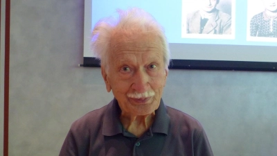 Ernst Grube beim Gespräch mit Schülern. (Bild: Thomas Fyrer)