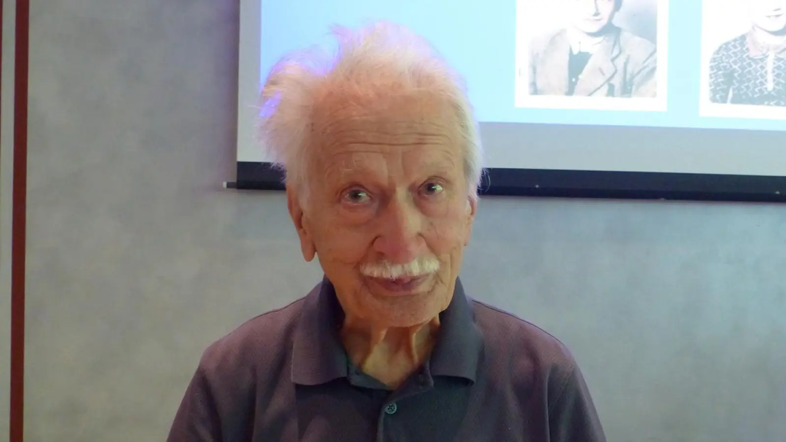 Ernst Grube beim Gespräch mit Schülern. (Bild: Thomas Fyrer)