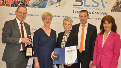 Mit dem BLSV-Ehrenamtspreis wurde Doris Reiß (Mitte) vom TSV Pechbrunn-Groschlattengrün (BLSV-Kreis Tirschenreuth) ausgezeichnet; es gratulierten von links BLSV-Präsident Jörg Ammon, Bezirksvorsitzende Barbara Hernes, Kreisvorsitzender Andreas Malzer und Kerstin Radler als Kulturreferentin des Bezirks Oberpfalz.  (Bild: Andreas Allacher)