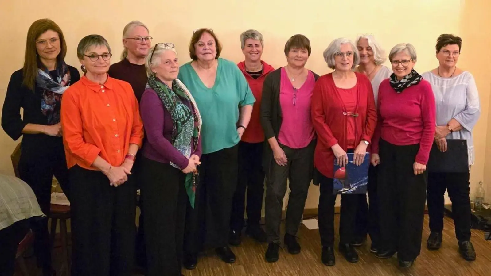 Lieder für Frieden und Demokratie – der Chor der „Omas gegen Rechts” bei seinem Auftritt in Amberg. (Bild: Corinna Söllner)