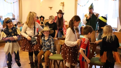 Glückliche Gesichter beim Kinderfasching. Bestens unterhielt Reinhard Bauer mit seinem Helferteam die Kinder beim traditionellen Kinderfasching. (Bild: Markus Rauscher)