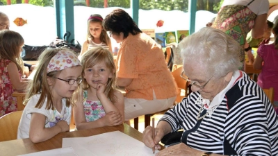 Alt und jung unterstützen sich gegensritig. (Bild: pixaby)