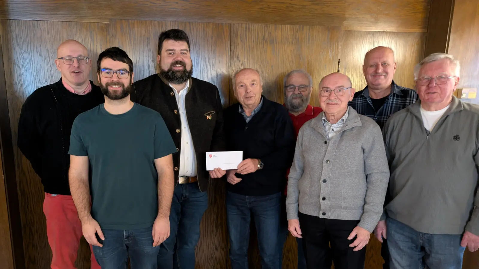 Bild von links: Heiko Übler, Daniel Laurer, Stefan Frank (1.Bürgermeister), Peter Wlach, Erwin Laurer, Peter Bruckner, Norbert Klose und Egon Wied. (Bild: Norbert Klotz)