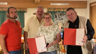 Ortsvereinsvorsitzender Manuel Dippold durfte Heinrich Rewitzer, Dagmar Mittelmeier und Heinrich Jungkunst ehren (von links nach rechts) (Bild: Monika Zintl)