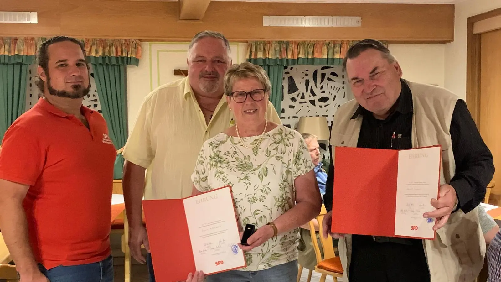 Ortsvereinsvorsitzender Manuel Dippold durfte Heinrich Rewitzer, Dagmar Mittelmeier und Heinrich Jungkunst ehren (von links nach rechts) (Bild: Monika Zintl)