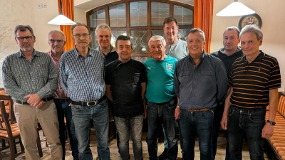 Die geehrten Förderkreis Mitglieder und die bewährte Vorstandschaft , 5. v. rechts: 1. Präsident Gotthard „Kik” Färber, ganz rechts Riedens 2. Bürgermeister Josef Weinfurtner (Bild: Peter Gattaut)