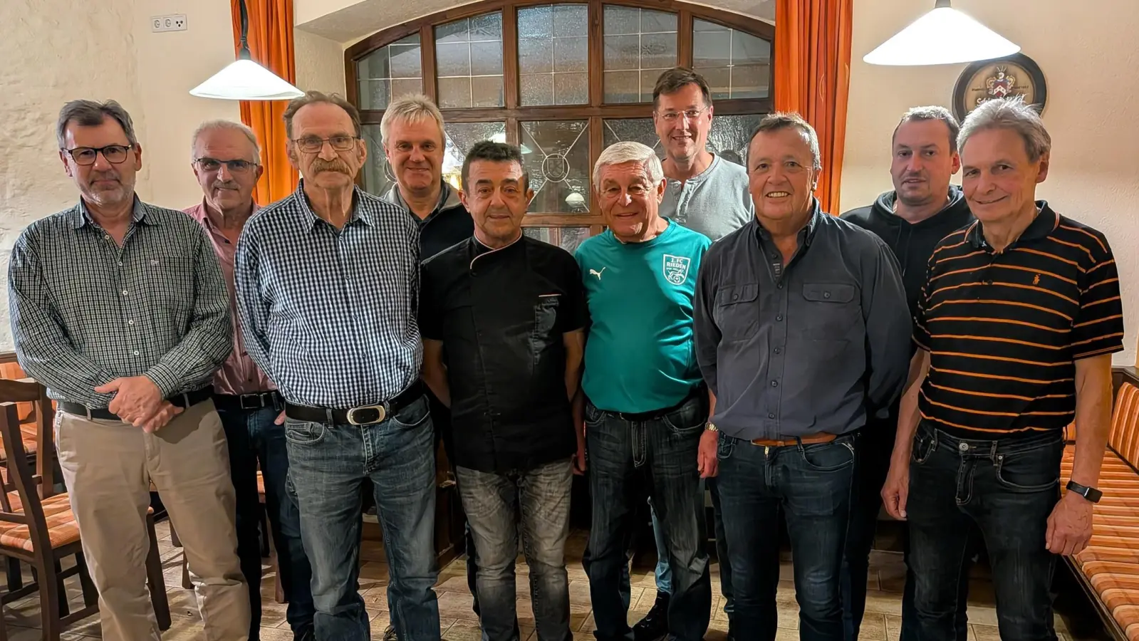 Die geehrten Förderkreis Mitglieder und die bewährte Vorstandschaft , 5. v. rechts: 1. Präsident Gotthard „Kik” Färber, ganz rechts Riedens 2. Bürgermeister Josef Weinfurtner (Bild: Peter Gattaut)