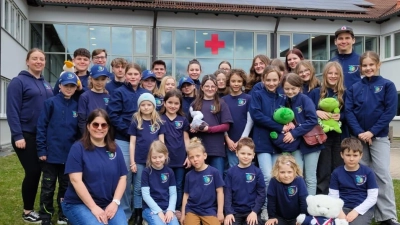 Die Mädels und Jungs des JRK Auerbach mit den Betreuern beim Wettbewerb in Weiden (Bild: Stefan Lindner)