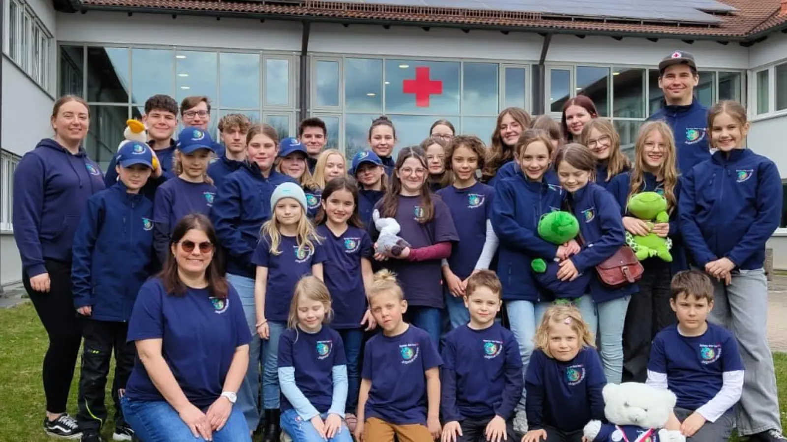Die Mädels und Jungs des JRK Auerbach mit den Betreuern beim Wettbewerb in Weiden (Bild: Stefan Lindner)