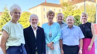 Das neue Präsidium der Lions Oberpfälzer Wald zusammen mit dem scheidenden Vorsitzenden: von links Vizepräsidentin Dr. Felicitas Johanning-Csik (Weiden), Sekretär Roman Sorgenfrei (Neunburg vorm Wald), Präsidentin Diana Neidhardt (Pfreimd), &nbsp;Clubmaster Walter Brey (Oberaich), Pastpräsident Hans Klug (Teunz) und Schatzmeisterin Martina Lampier (Pfreimd).&nbsp;  (Bild: Claudia Völkl)