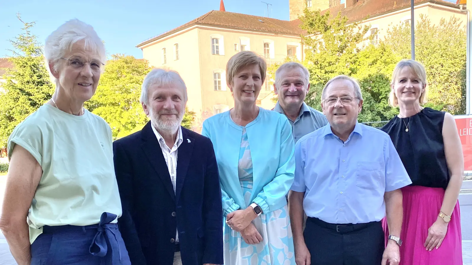 Das neue Präsidium der Lions Oberpfälzer Wald zusammen mit dem scheidenden Vorsitzenden: von links Vizepräsidentin Dr. Felicitas Johanning-Csik (Weiden), Sekretär Roman Sorgenfrei (Neunburg vorm Wald), Präsidentin Diana Neidhardt (Pfreimd), &nbsp;Clubmaster Walter Brey (Oberaich), Pastpräsident Hans Klug (Teunz) und Schatzmeisterin Martina Lampier (Pfreimd).&nbsp;  (Bild: Claudia Völkl)