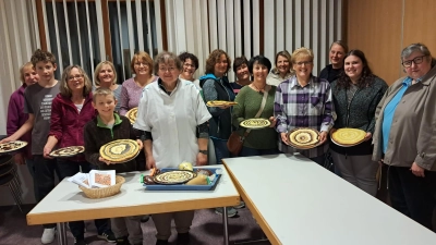 Die fleißigen Bäckerinnen mit ihren schön verzierten Schmierkuchen (Bild: Birgit Bayer)