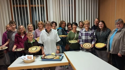 Die fleißigen Bäckerinnen mit ihren schön verzierten Schmierkuchen (Bild: Birgit Bayer)