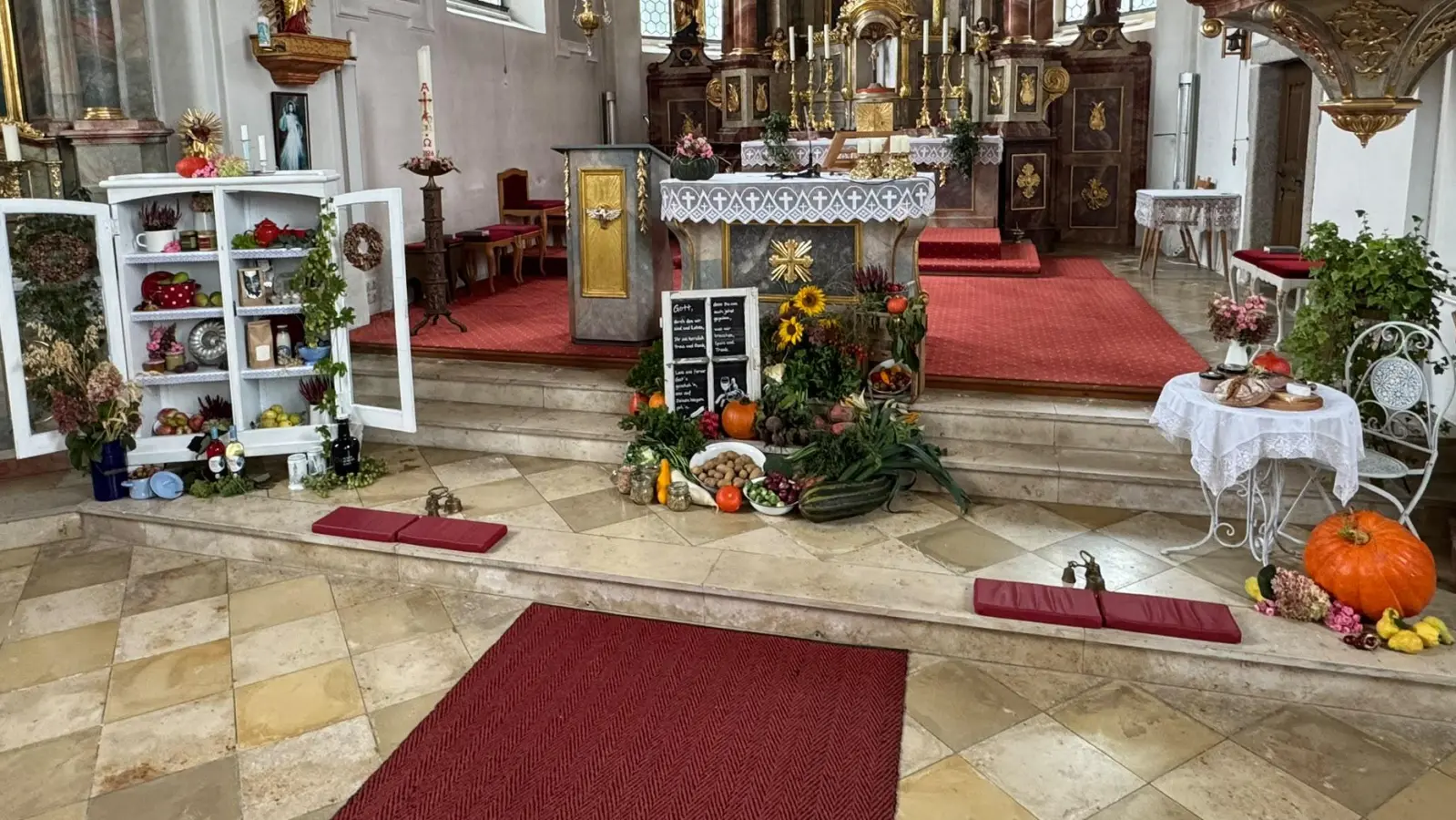 Der vom OWV Griesbach gestaltete Erntedankaltar in der Pfarrkirche St. Martin verbindet traditionelle Erntegaben mit einer einladenden Brotzeitszene und lädt zum Entdecken zahlreicher liebevoller Details ein. (Bild: Katharina Schöner)