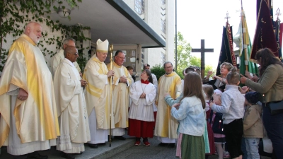 Am Kirchenportal wurde Weihbischof Reinhard Pappenberger von den Kindergartenkindern mit einem Lied überrascht und begrüßt. (Bild: Wolfgang Schöpf)