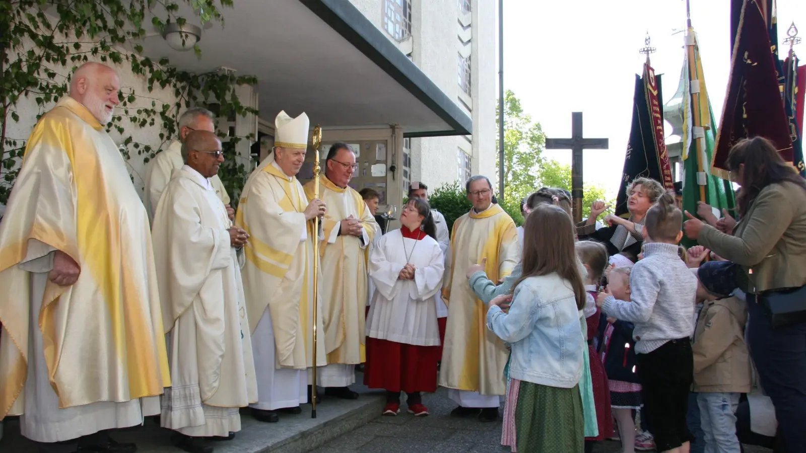 Am Kirchenportal wurde Weihbischof Reinhard Pappenberger von den Kindergartenkindern mit einem Lied überrascht und begrüßt. (Bild: Wolfgang Schöpf)