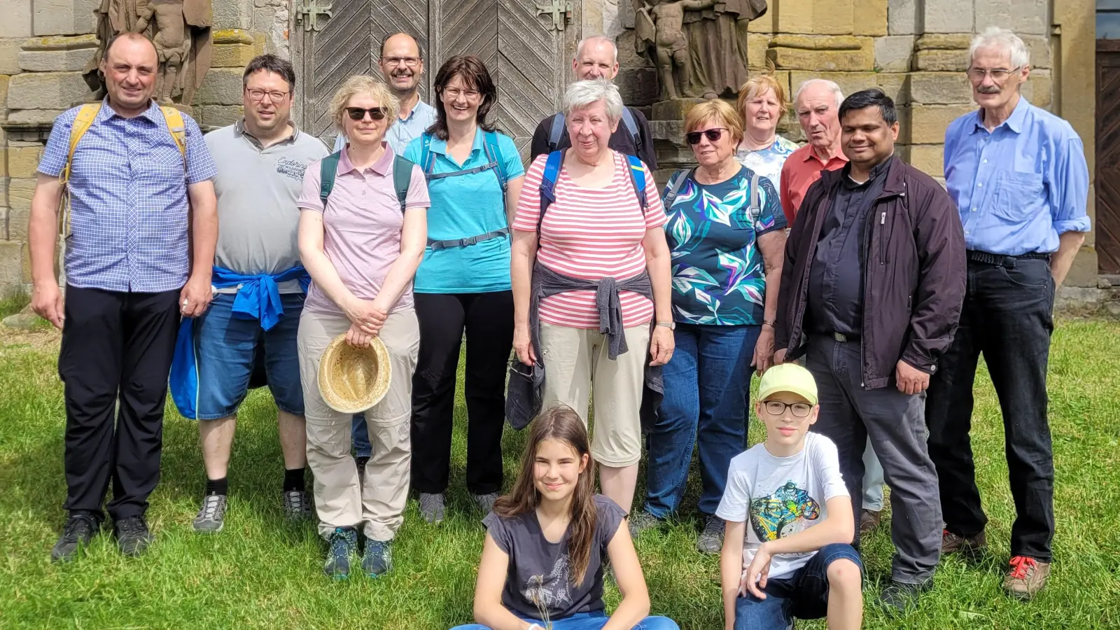 Die Teilnehmer der Frühjahrswanderung mit Präses Pater Martin Mundackal auf dem Barbaraberg bei Speinshart (Bild: Michaela Staufer)