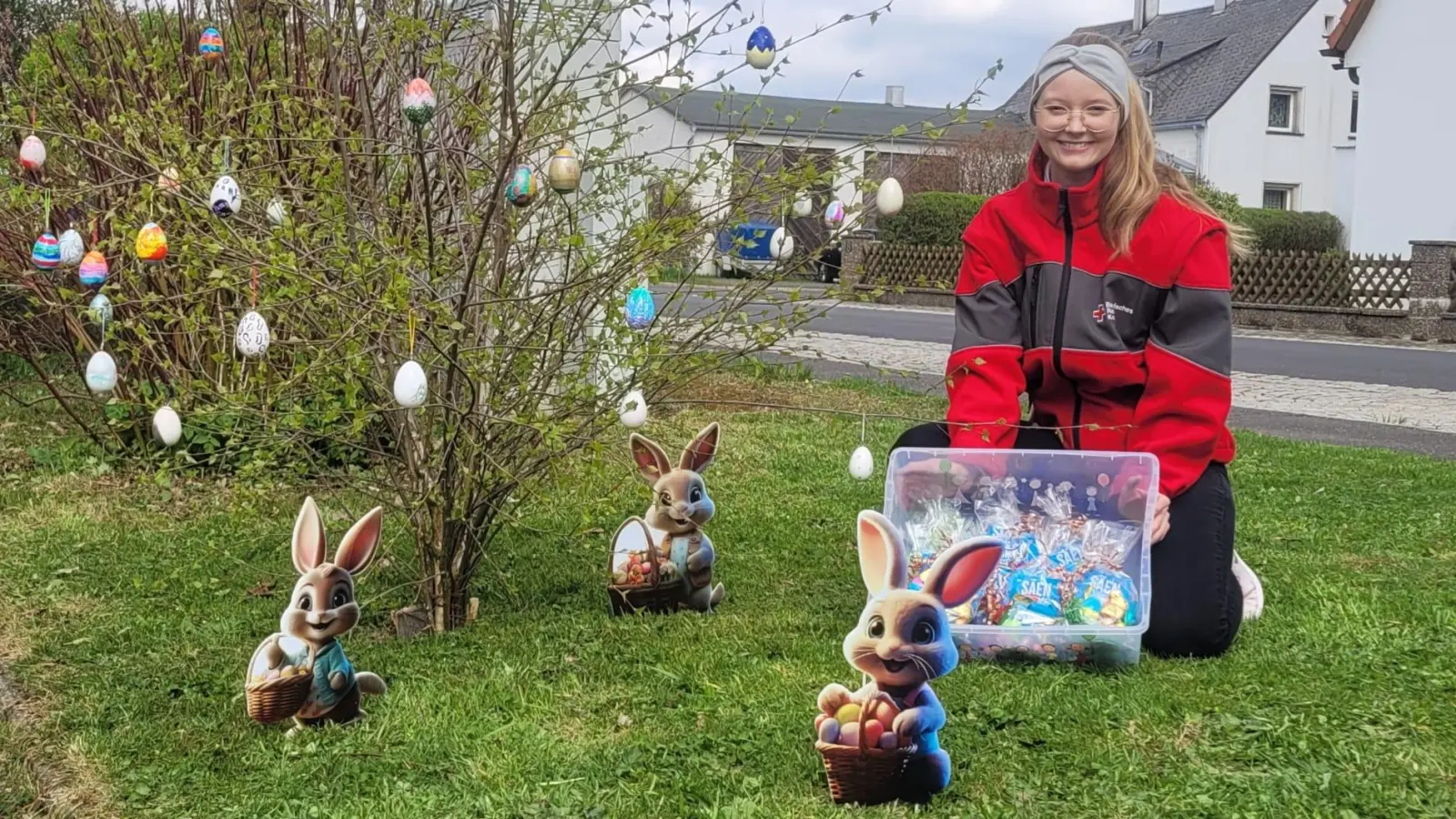 Osterstrauch mit den bemalten Eiern der Kinder, daneben Organisatorin Alicia Trießl mit den Überraschungen vom Osterhasen. (Bild: Alicia Trießl)