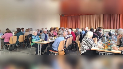 Pfarrei-Senioren nach dem Gottesdienst bei Kaffee und Kuchen. (Bild: Alfred Wulfänger)