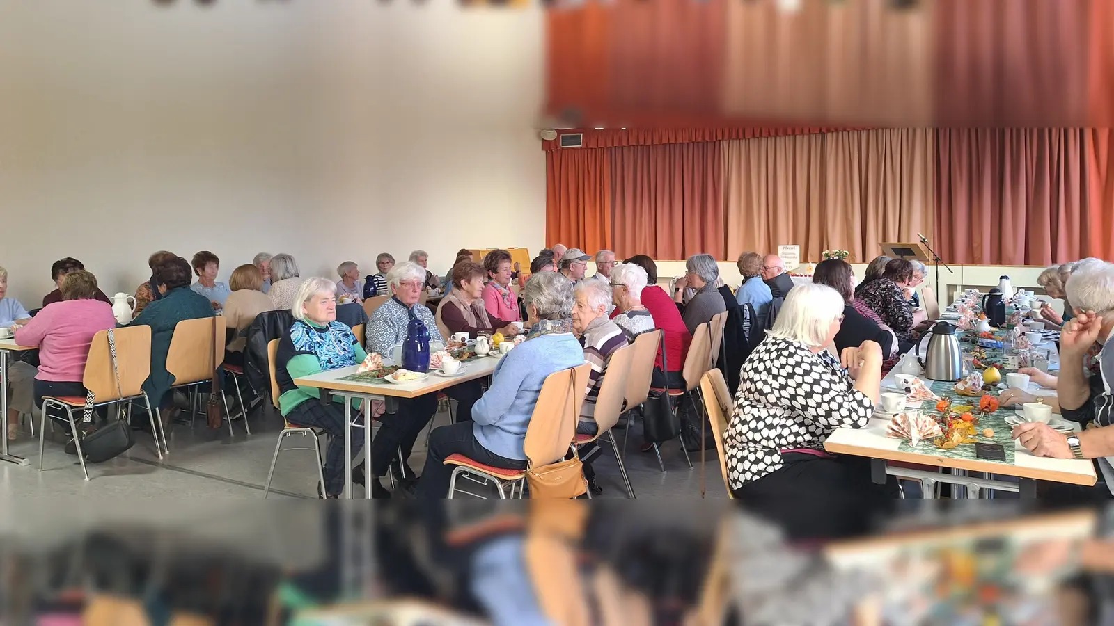 Pfarrei-Senioren nach dem Gottesdienst bei Kaffee und Kuchen. (Bild: Alfred Wulfänger)
