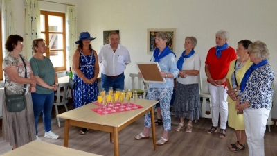Maria Hermann-Preßl, Heike Bauriedl und Josef Preßl (4. v. li.) nahmen gerne die Spende des Waidhauser Frauenbundes von Jutta Reinisch (3. v. li.), Christl Kaas und weiteren Mitgliedern entgegen. (Bild: Siegfried Zeug)