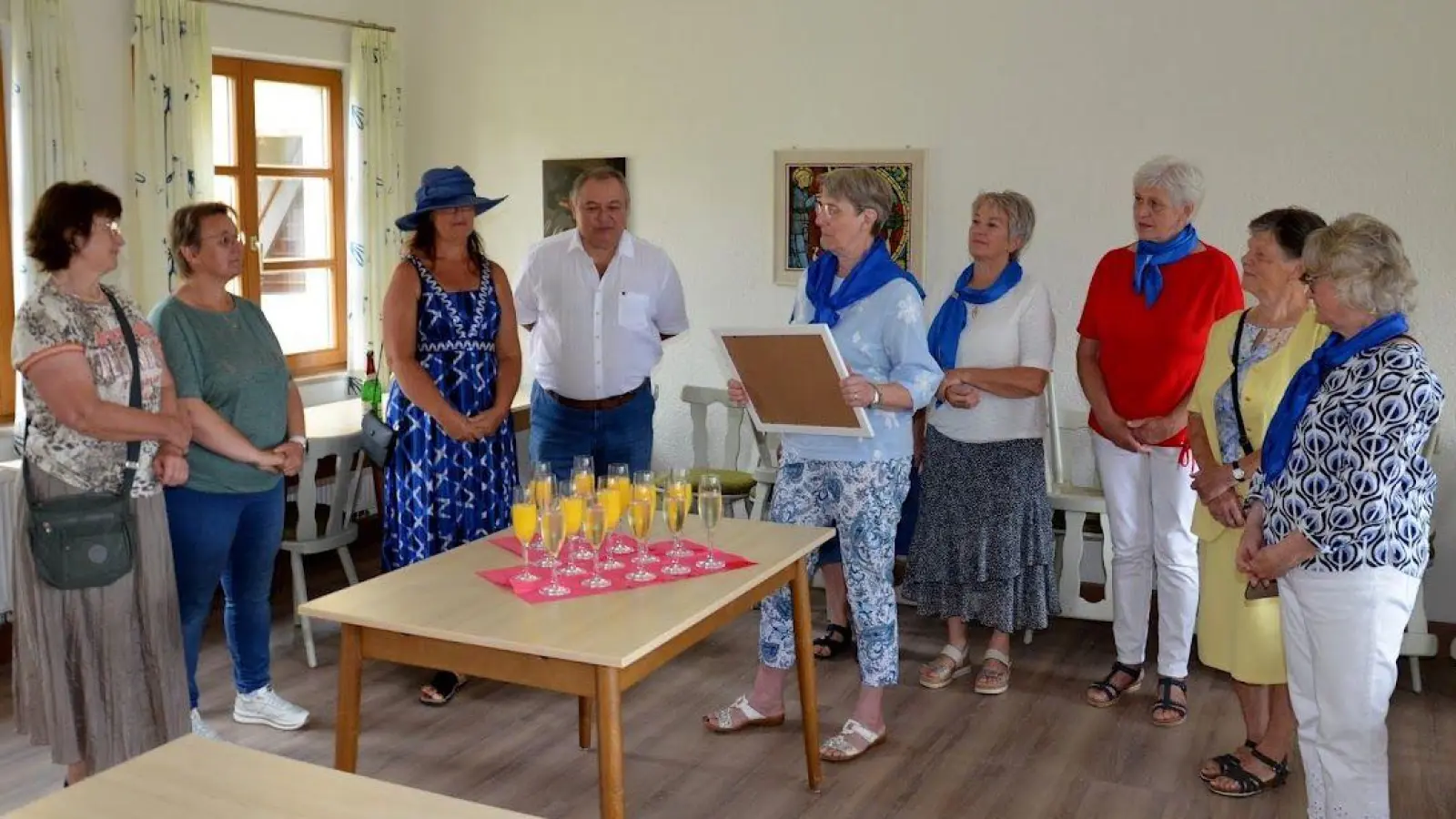 Maria Hermann-Preßl, Heike Bauriedl und Josef Preßl (4. v. li.) nahmen gerne die Spende des Waidhauser Frauenbundes von Jutta Reinisch (3. v. li.), Christl Kaas und weiteren Mitgliedern entgegen. (Bild: Siegfried Zeug)