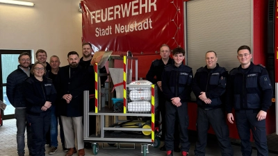 Übergabe des Rollcontainers. v.l.nr.: Feuerwehrreferent Martin Filchner, Martin Schmidberger, Andrea Leopold, Thomas Kreuzer, 1. Bürgermeistern Sebastian Giering, Johannes Hösl, Wolfgang Huber, Luis Kreuzer, Marco Spranger, 1. Vorsitzender Max Schwarz (Bild: Max Schwarz)