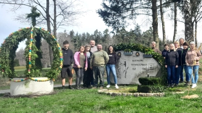 Osterkrone beim Flurbereinigungsbrunnen. Im Bild (Vierter von links) 2. Bürgermeister Michael Schedl und (Vierter von rechts) 1. Vorstand vom Heimatverein Petra Gleißner. (Bild: Hermann Lobinger)
