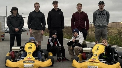 Jugend-Kart-SlalomTeam 2025. Hintere Reihe v.l Trainer Andreas Sirtl, Ludwig Tischlinger,Ben Koller,Karl Tischlinger, Jugendleiter Johannes Jäger.Vordere Reihe v.l.Julian Hagn, Leonard Schuller, Leonas Grabe,Dominik Fröhlich<br> (Bild: Karl-Heinz Dietrich)