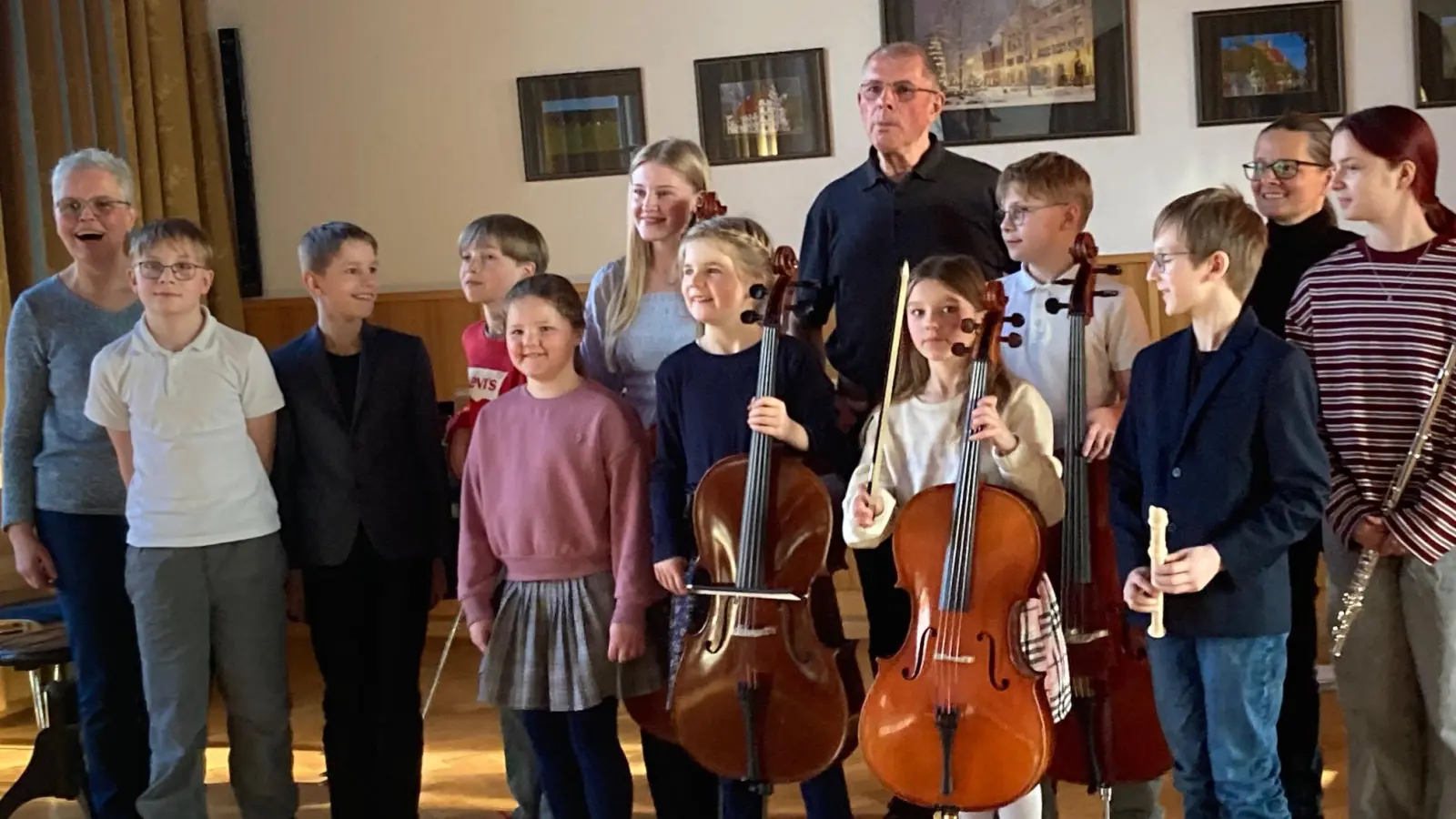 Die Musikschüler von der „Musikwerkstatt Vohenstrauß” mit ihren Lehrern, Albert Sommer (hinten) und Ute Sommer (links) (Bild: Sieglinde Schärtl)