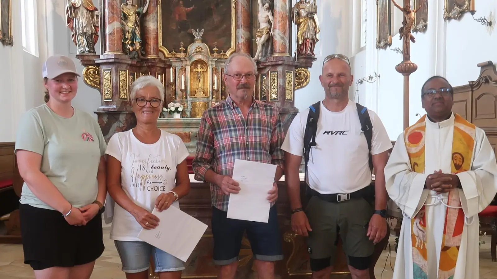 Pilgerführerin Mona Tuchbreiter (links) ehrte für oftmalige Wallfahrtsteilnahme Barbara Schneider (45-maliges Pilgern), Erich Steiner (35) und Peter Ziegler (30). Auch Stadtpfarrer Hrudaya Madanu (rechts) gratulierte im Namen der Pfarrei. (Bild: Rosi Hasenstab)