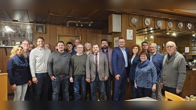 Ortsvorsitzender Dr. Patrick Fröhlich (6.v.r.) freute sich gemeinsam mit 1. Bürgermeister Stefan Frank (7.v.r.) und 2. Bürgermeister Günter Koller (8.v.r.) über einstimmige Wahl und die gute Stimmung bei der CSU Sulzbach-Rosenberg. (Bild: Patrick Fröhlich)