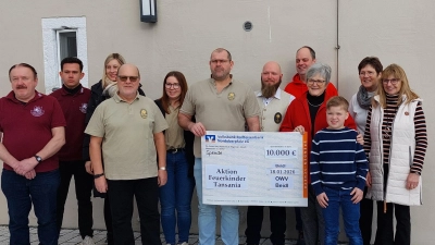Spendenübergabe. Frau Dr. Schraml ist die 5. von rechts, Herr Martin König ist der 7. von rechts. (Bild: Josef Bauer)