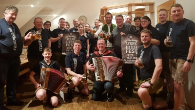Die sachkundigen Tester der Feuerwehr Moosbach fanden den „Hellen Bock“ bei der „Zwicklprobe“ im Feuerwehrhaus hervorragend und konnten ihn für das 42. Starkbierfest am 21. März empfehlen.  (Bild: Peter Garreiss)