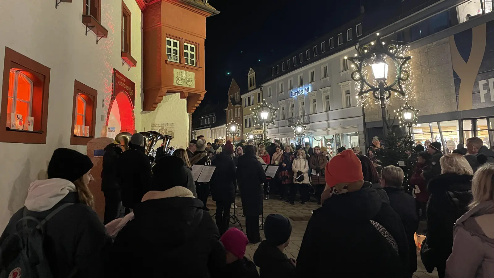MAKsingt vor dem Historischen Rathaus. (Bild: Anja Peltzer)