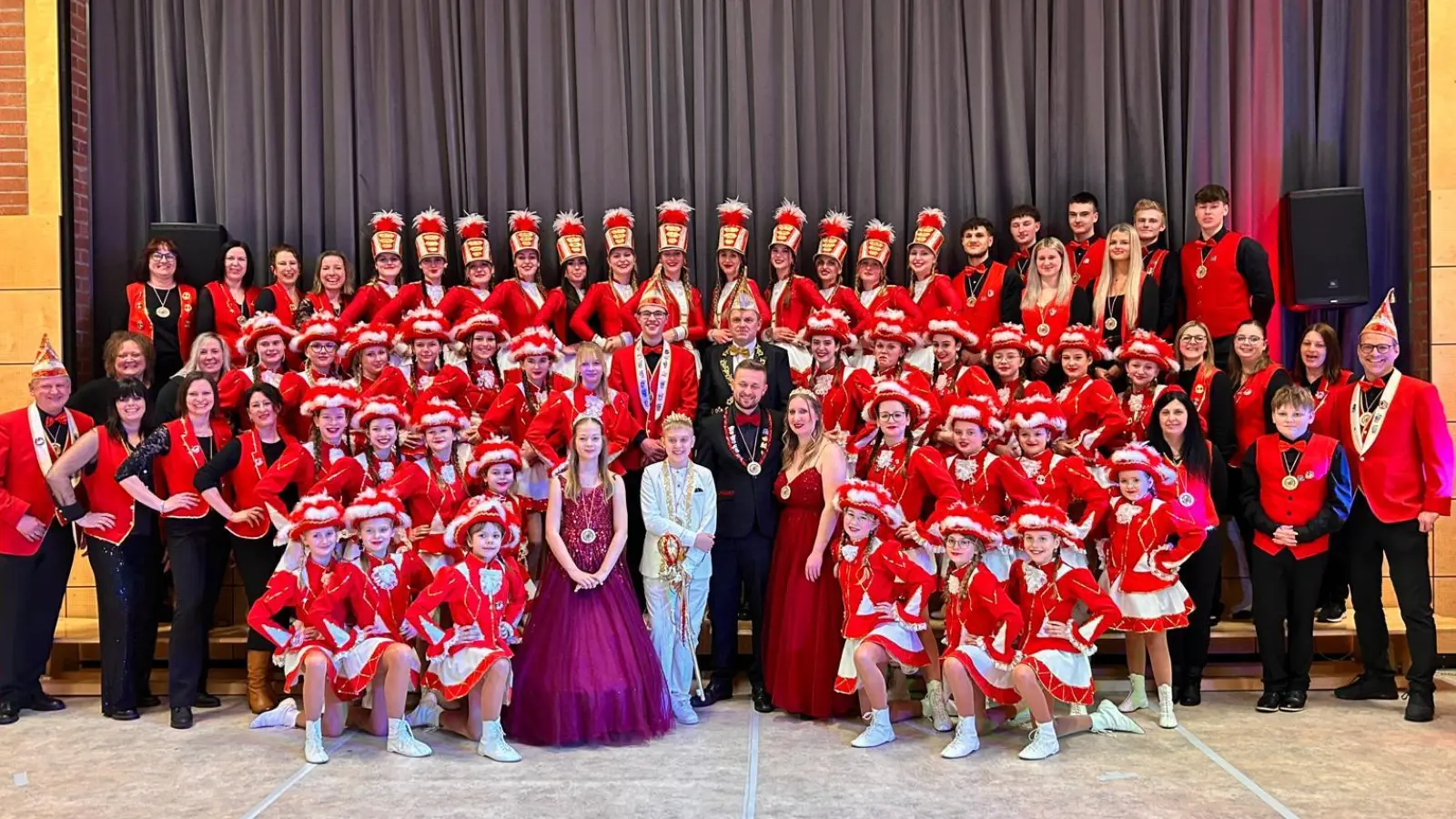 Die Narrhalla Rot-Weiß-Gold Rieden präsentierte sich beim Kehraus mit Prinzenbegräbnis am Faschingsdienstag das letzte Mal für diese Saison dem Publikum. (Bild: Daniel Kellner)