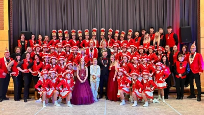 Die Narrhalla Rot-Weiß-Gold Rieden präsentierte sich beim Kehraus mit Prinzenbegräbnis am Faschingsdienstag das letzte Mal für diese Saison dem Publikum. (Bild: Daniel Kellner)