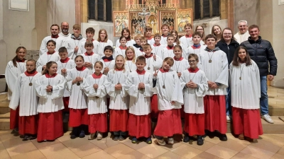 Stadtpfarrer Hannes Lorenz (hinten rechts) und Gemeindereferent Thomas Kern (hinten links) mit den Ministranten, die während des Gottesdienstes neu aufgenommen wurden und jenen, die man im Rahmen einer Feier danach mit einem Dankes-Geschenk verabschiedete. (Bild: Thomas Kern)