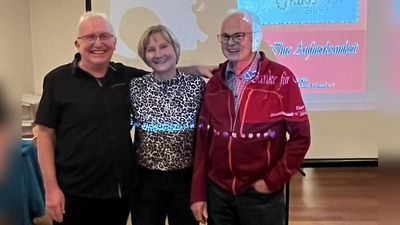 Frauenbund-Vorstand Conny Reis mit Herrn Friedl (li) und Herrn Paulus (re) (Bild: Irmi Fenzl)