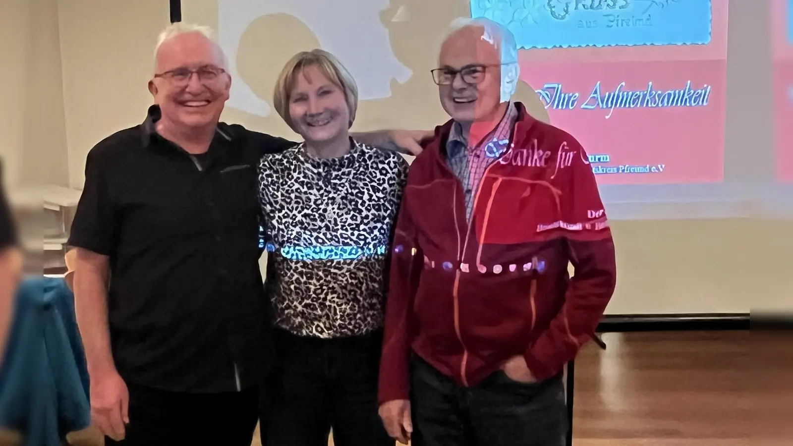 Frauenbund-Vorstand Conny Reis mit Herrn Friedl (li) und Herrn Paulus (re) (Bild: Irmi Fenzl)