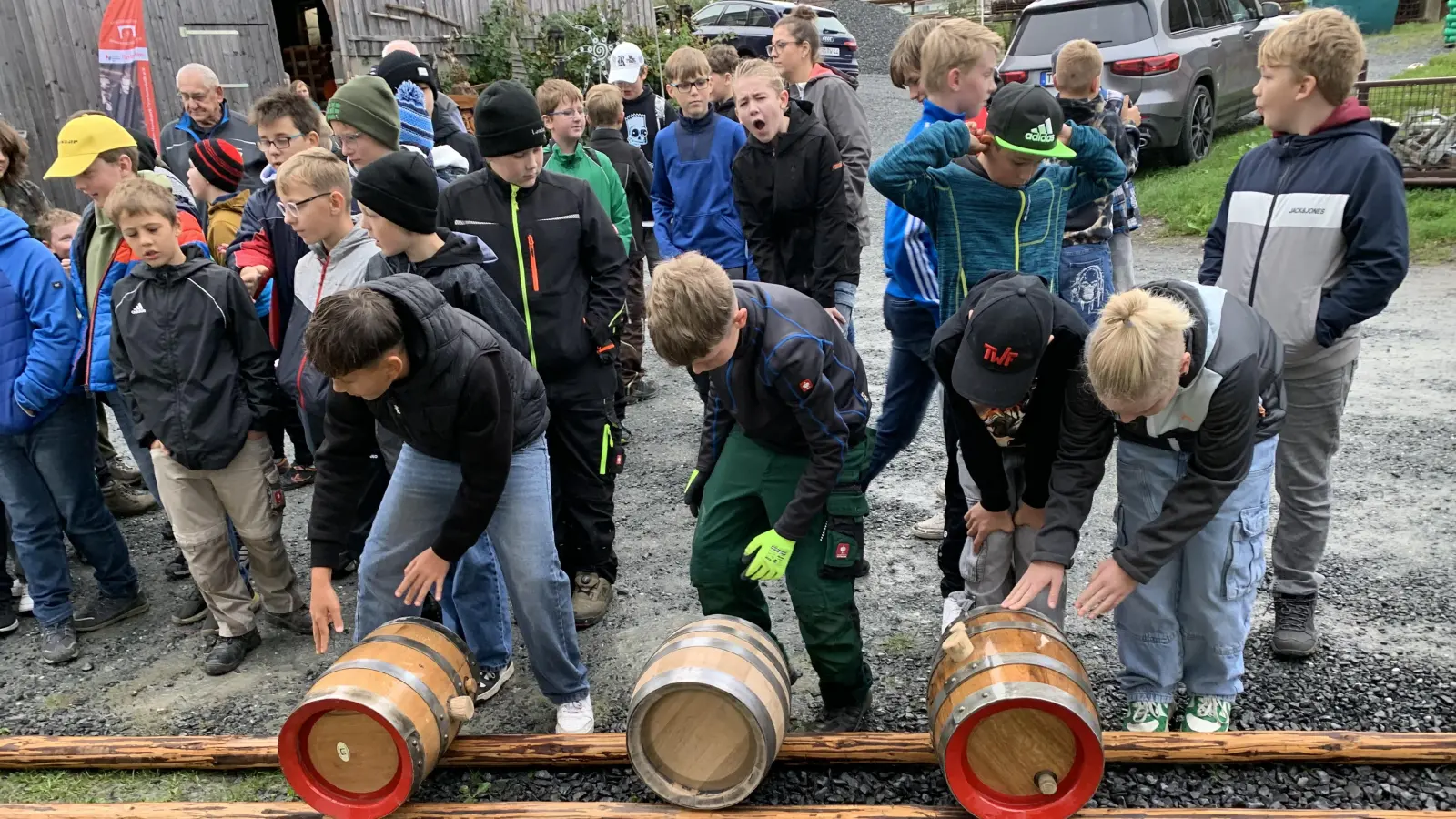 Die Schüler halfen mit Feuereifer beim traditionellen Bierfassauspichen. (Bild: Gudrun Betzl)