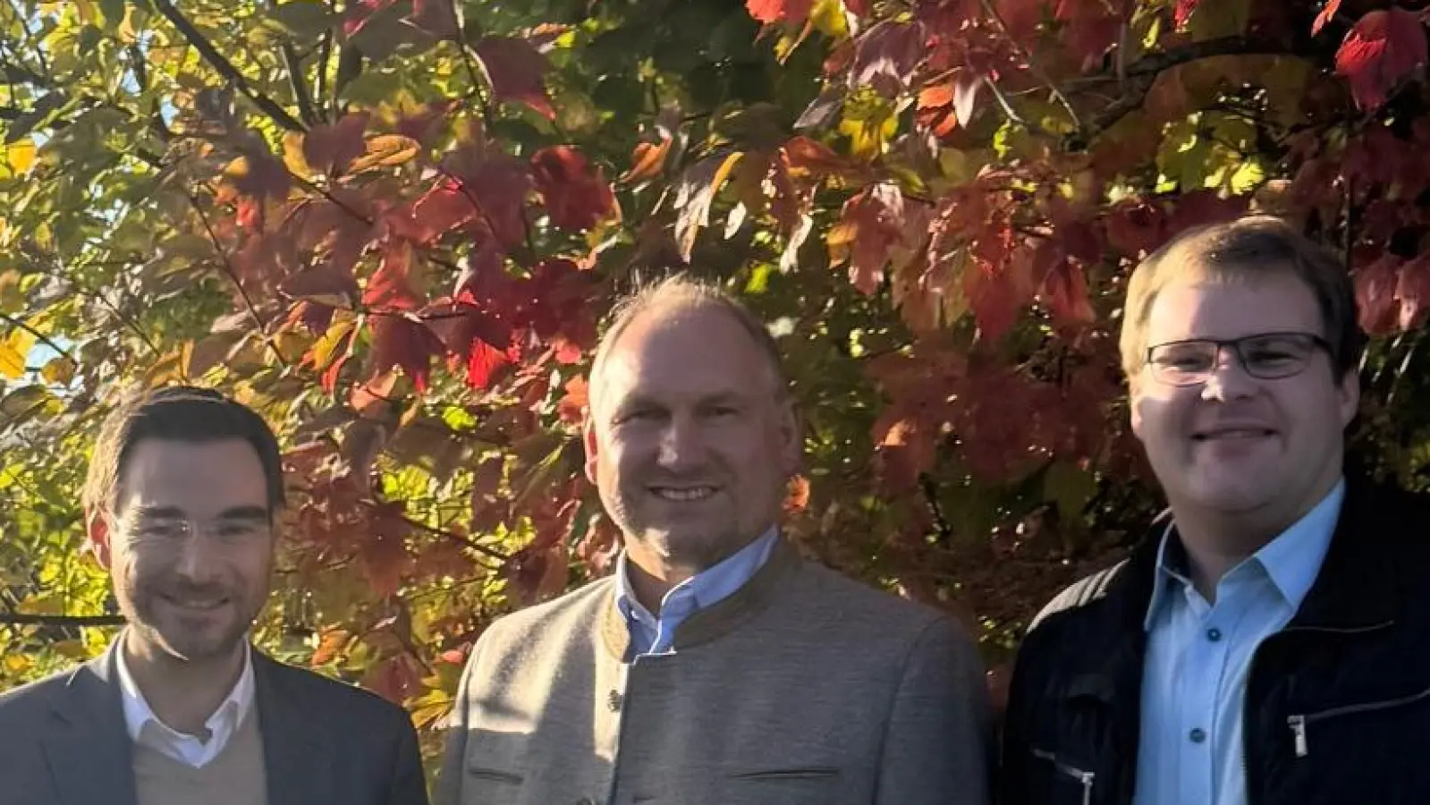 Ortsvorsitzender Christoph Müller (rechts) setzt mit der Vorstandschaft des CSU Ortsverbandes auf Landtagsabgeordneten Dr. Stephan Oetzinger (links) und Bürgermeister Richard Kammerer (Mitte) als Bewerber für die CSU Kreistagsliste. (Bild: Johann Kneißl)