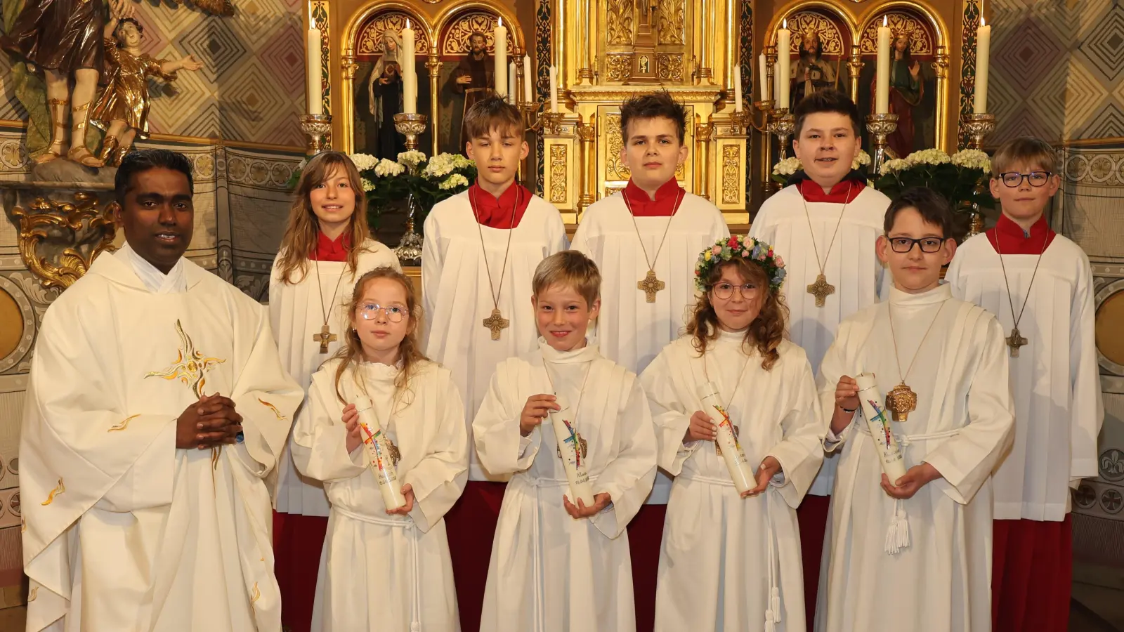 Die Kommunionkinder mit Pfarrer Savari und den Ministranten. (Bild: Ulrike Kiendl)