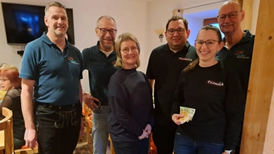 FFW Fabian und Magdalena Gradl mit FW Vorsitzendem Thomas Riedl und den SR Elisabeth Gottsche und Erwin Trassl. (Bild: Karl Lorenz)